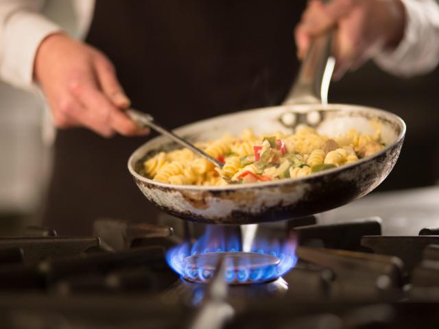 Frying pan over gas stove - Image: © beaer_photo | iStock